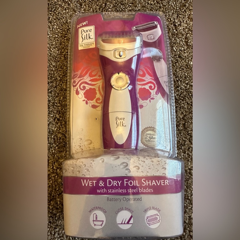 Pure Silk Wet & Dry Foil Shaver Battery Operated 
New in Package